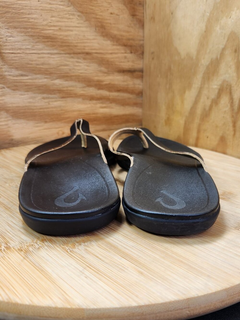 OluKai Ho'opio Womens Black Leather Thong Sandals Size 6 - Picture 5 of 9